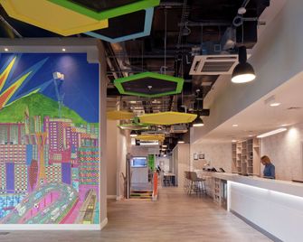 Hampton by Hilton Leeds City Centre - Leeds - Front desk