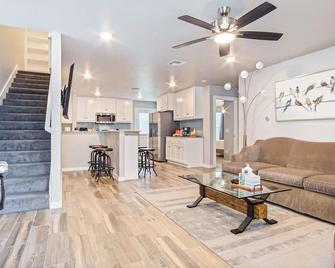 5br Home With 5 Private Bathrooms Hot Tub #ncoll - Bethany - Living room