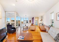 Coastal Penthouse at Coogee Beach - Coogee - Living room
