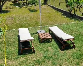 1 Bedroom Private vacation home in Massino Visconti - Massino Visconti - Патіо