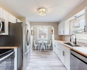 Football Hall of Fame Hideaway-Cozy and Convenient - Canton - Kitchen