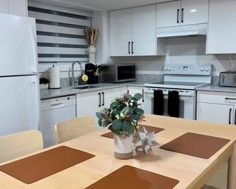 Levida Living - Cozy 2 Bedroom Suite at the Heart of Langley - Langley - Kitchen
