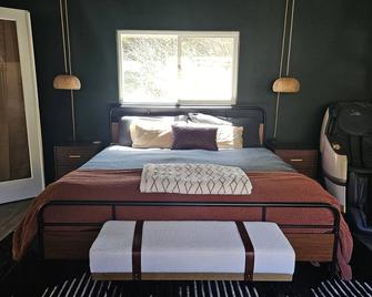 Misty Mountain Cabin-2 bed, 1 bath, mountain views and large deck - Marblemount - Bedroom
