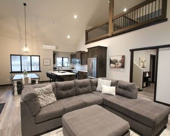 Lakeside Hideaway - game room, office, w/ optional dock rental - Rathdrum - Living room