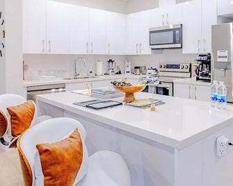 New Luxurious Suite Near Halifax Airport - Elmsdale - Kitchen