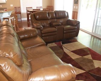 Charming Lake House with Dock - Batesburg-Leesville - Living room