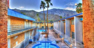 Delos Reyes Palm Springs - Palm Springs - Piscina