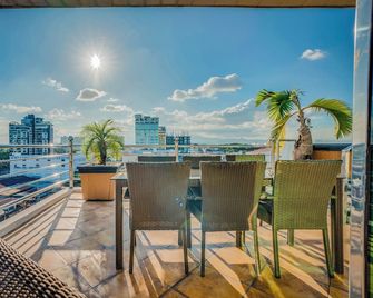 Fields Plaza Hotel By Abc - Angeles City - Balcony
