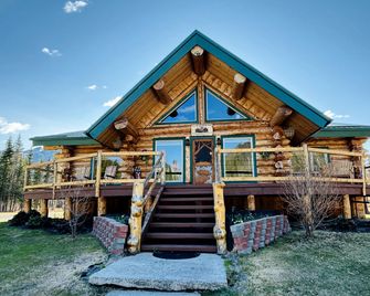 Scenic Luxury Lodge with 360° Mountain Views & Creekside Sauna Near Log Cabin Creek, Tok Alaska - Tok - Edificio