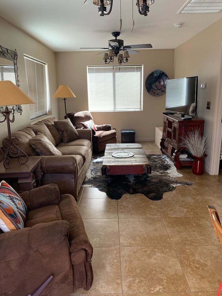 Living room view of Casita 3 blocks from downtown! Very clean !