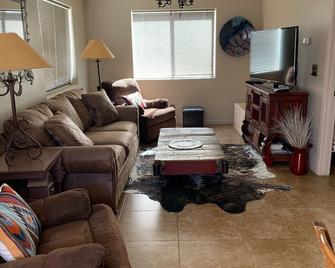 Casita 3 blocks from downtown! Very clean ! - Wickenburg - Living room
