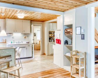 Vintage coastal cottage w/ free WiFi & incredible in-town location, dogs OK - Port Orford - Kitchen