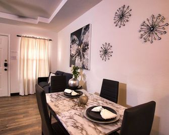 Chic & Cozy 2 Bedroom/1 Bathroom - Rated Best - Eagle Pass - Sala de jantar