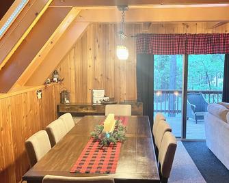Cozy Cabin in the Woods - Mi Wuk Village - Comedor
