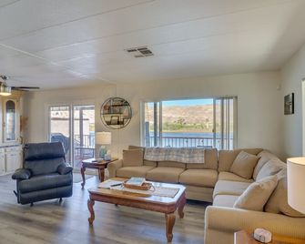 Riverfront Bullhead City House w/ Balcony! - Bullhead City - Living room