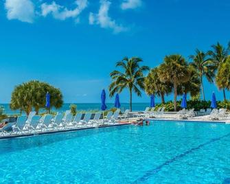 Atlantic Paradise by AvantStay Great Location w Balcony Outdoor Dining Shared Pool Hot Tub - Key West - Piscine