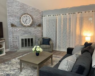 Cozy condo just a minute walk from a beautiful private beach at Newfound Lake - Bristol - Sala de estar