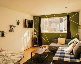 Modern 4 Bed Apartment - Cardiff City Centre - Free Parking - Cardiff - Living room