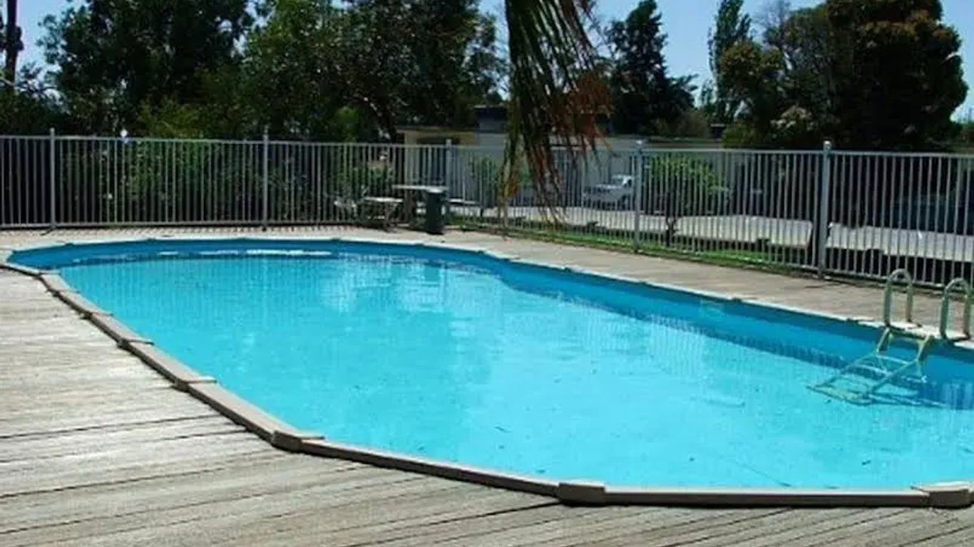 Lazy River Motor Inn