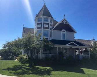 Charming Victorian Home in Okotoks Elegant Comfort Modern Convenience - Okotoks