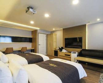 No.1 New Yorker Hotel - Jinju - Camera da letto