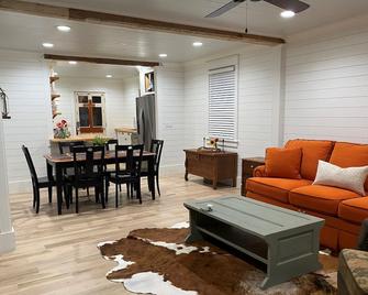 Walk to Bay Street and Historic Downtown Beaufort! Close to Parris Island MCRD!! - Beaufort - Restaurant