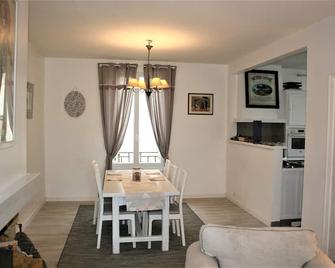 Family house in the city center near the train station and all amenities - Dammarie-lès-Lys - Salle à manger