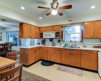 The Good Ole' Days - Daytona Beach - Kitchen