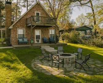 Sunrise Shores - Waterfront Cottage sleeps 8. - Chandler - Patio