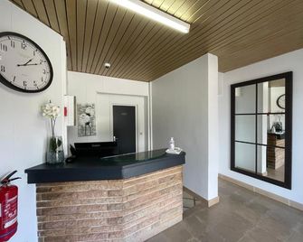 Hôtel Les 4 Chênes - Pontault-Combault - Receptie