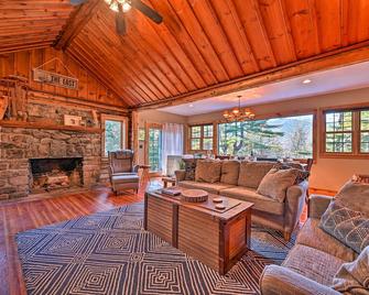 Log Cabin in Wilmington w/ New Hot Tub By Skiing! - Wilmington - Wohnzimmer