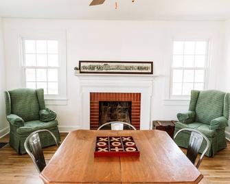 The Farmhouse on Nannie Belle - Owensboro - Dining room