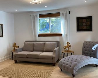 Peaceful and Family-Friendly Downtown Lake House with Private Docks - Gravenhurst - Living room