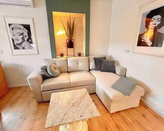 Traumhaus an der Lahn- Dreamhouse at River Lahn - Lahnstein - Wohnzimmer