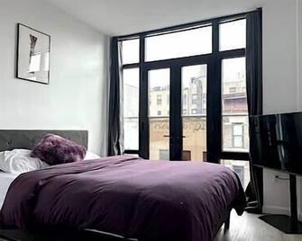 Huge Modern 2 bedroom in Little Italy - New York - Sovrum
