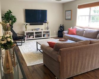 It's not too Late for a Quiet Escape to North Cape May! - Cape May Court House - Living room