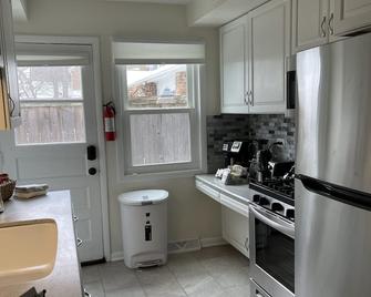 Warm and Cheerful 3 Bedroom Winnetka Townhouse - Winnetka - Kuchnia