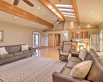 Lakefront Romulus Retreat w/ Private Dock! - Romulus - Sala de estar