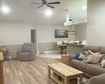 Spacious, quiet and convenient home. A perfect fit for anyone. - Newberry - Sala de estar