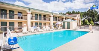 Days Inn & Suites by Wyndham Columbia Airport - West Columbia - Piscina
