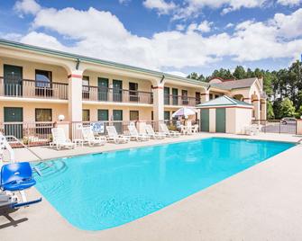 Days Inn & Suites by Wyndham Columbia Airport - West Columbia - Pool