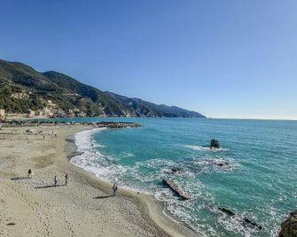 Fetta di Limone Apartment with AC and Patio - Monterosso al Mare - Strand