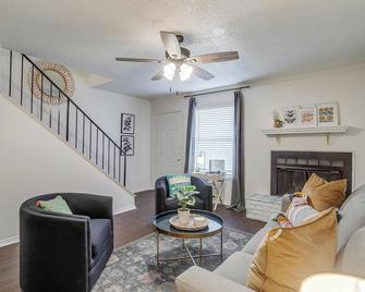 Stay Local in the Fort - Benbrook - Living room