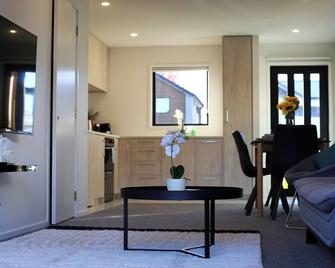 New Townhouse conveniently located with a Carpark and Ev Charger - Christchurch - Living room