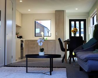 New Townhouse conveniently located with a Carpark and Ev Charger - Christchurch - Living room