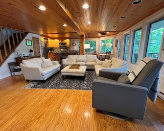133’ Private Skaneateles Lakefront - 2 Free Days Pontoon Boat, Stunning Sunsets - Homer - Living room