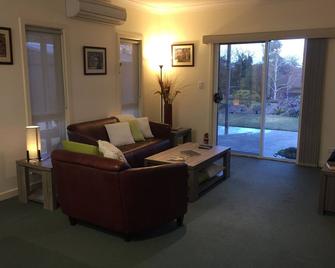 Lyreen's Apartment - Auburn - Soggiorno