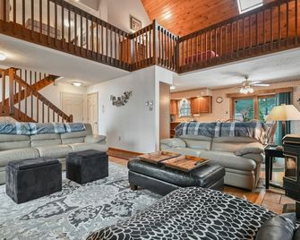 Wolf Hollow Harmony - Lake Harmony - Living room