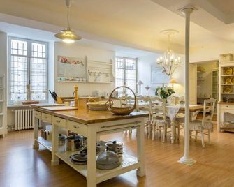 L'Oustal Des Fleurs - Four Bedroom Villa, Sleeps 8 - Olonzac - Comedor