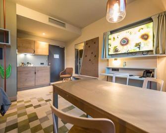 Double room More & Special, barrier-free - Hotel einsmehr - Augsburg - Essbereich